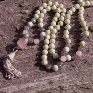 Alternative view of Mala aus Zitronen-Chrysopras, Rosenquarz und Labradorit